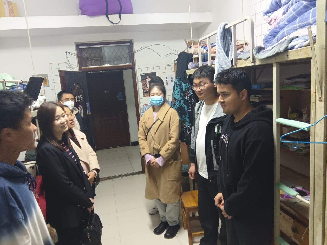 学院领导老师深入学生宿舍走访慰问