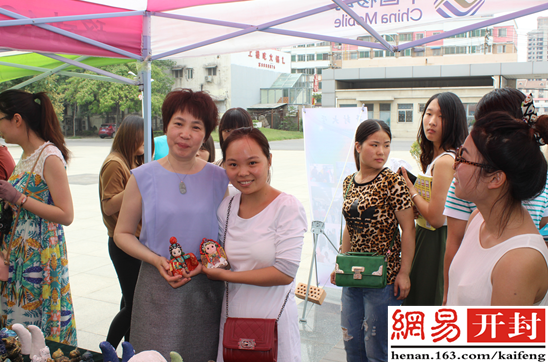 学校领导与她喜爱的作品