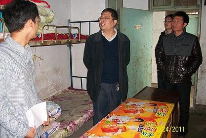 机电工程学院领导冬季深入宿舍慰问学生