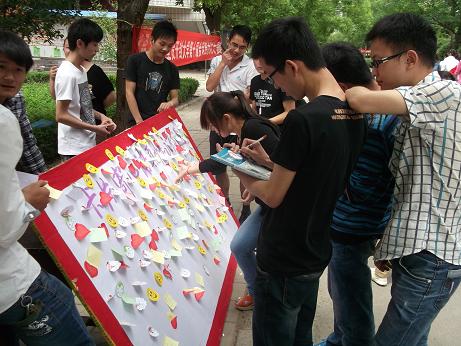 电子电气工程学院举办“卡片寄心语真情永传递”欢送毕业生活动