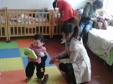 电子电气工程学院志愿者看望福利院儿童