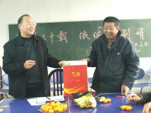 笔耕三十载            依依话别情