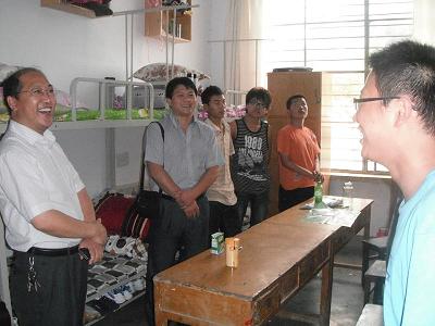 机电学院领导到宿舍看望新生