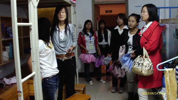 机电学院领导宿舍慰问新生