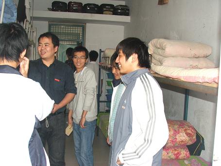 机电学院全体学生辅导员进学生寝室检查