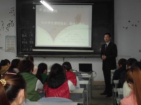 电子电气工程学院2014届毕业生积极参加郑州晨钟教育集团招聘会